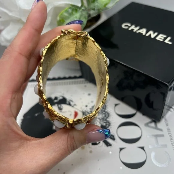 CHANEL Rare Vintage Gold Hinged Bracelet - Picture 6 of 10